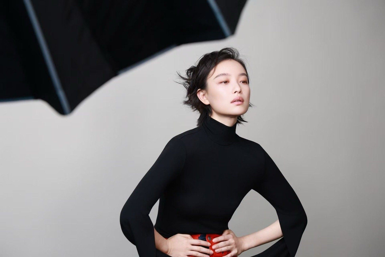 倪妮时装十二月封面 倪妮用慵懒诠释高级，用眼神书写故事。封面大片里的她，随性中带