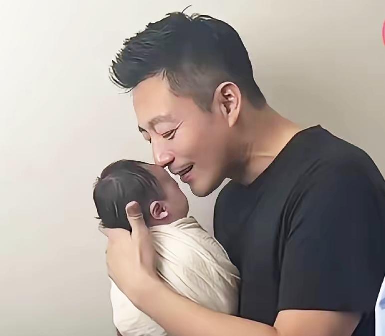 小菲最近忙得连轴转，却把家人放在心上，他刚接马筱梅与汪宝出月子中心，次日便要赶往