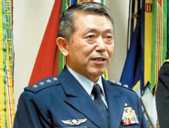 没想到，被中国制裁的日本政客岩崎茂，居然被爆出在中国有着巨额的资产，他的儿子在中