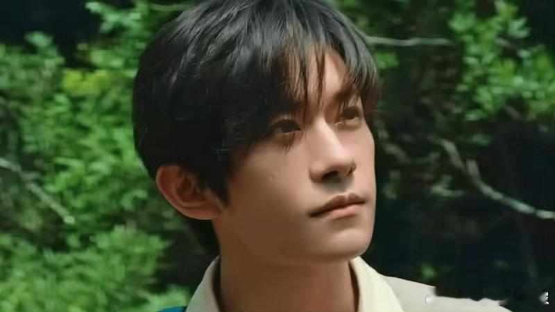易烊千玺一个很会度假的人 我发现他最厉害的是能把度假过成一种状态，不急不躁，眼里
