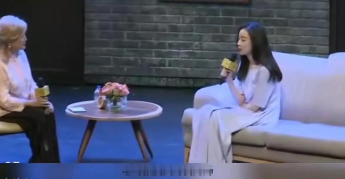 倪妮出生在江苏省南京的一个工薪家庭，她妈妈很喜欢艺术，所以小时候就让她学国标、学