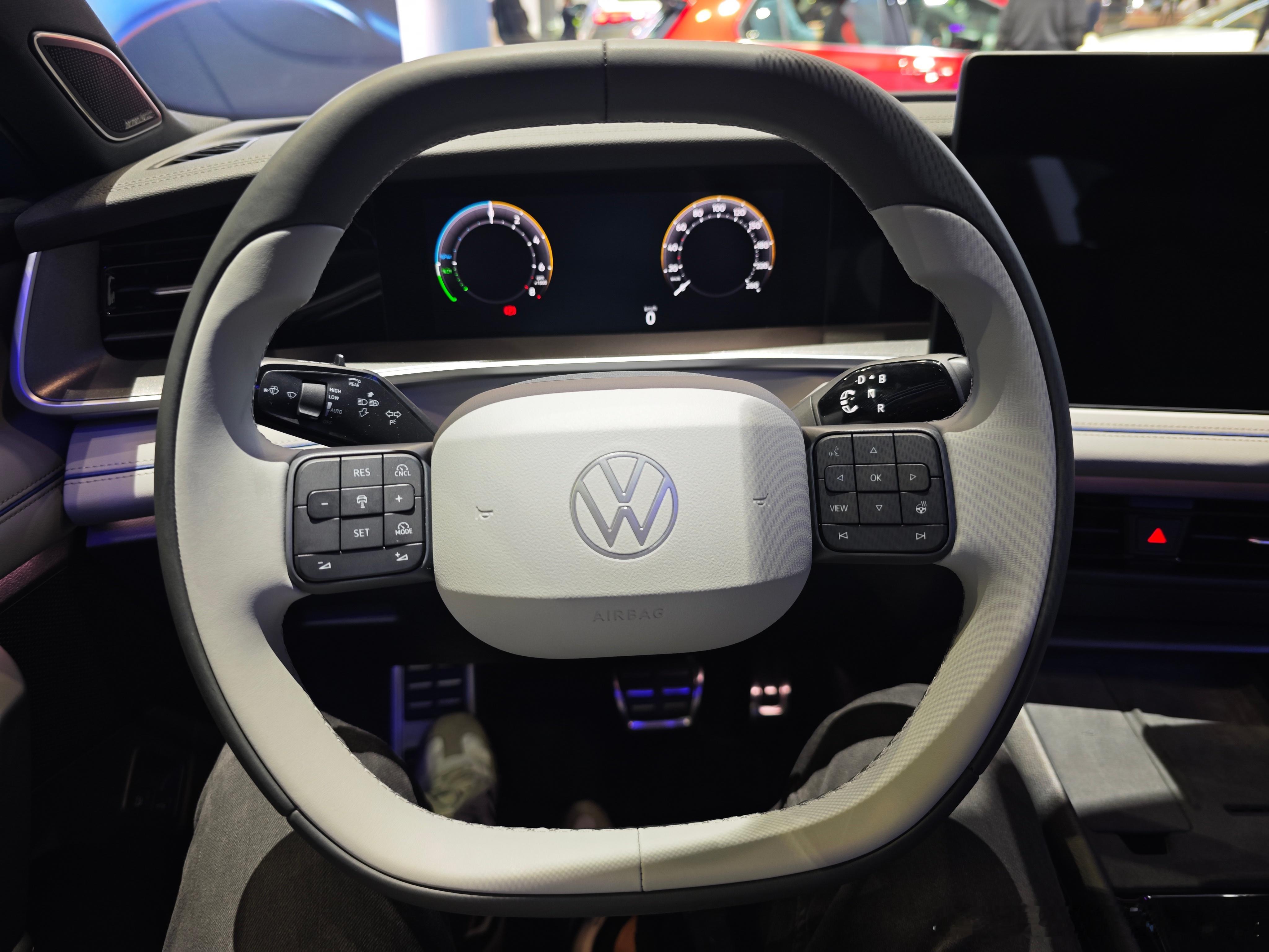 刚发现，大众换新的方向盘了！物理按键好评！