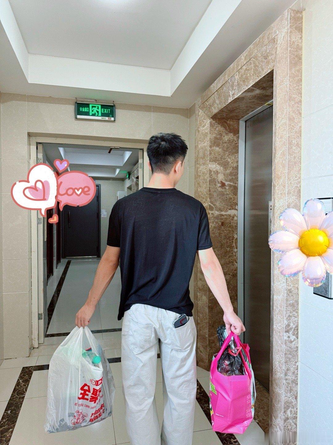 他这衣服可不得了，还是透视的，真是马叉虫啊！ ​​​