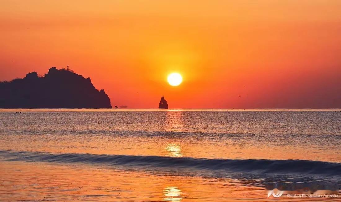 红日满山海，
白雪捧红梅。
横批：《红日与白雪》