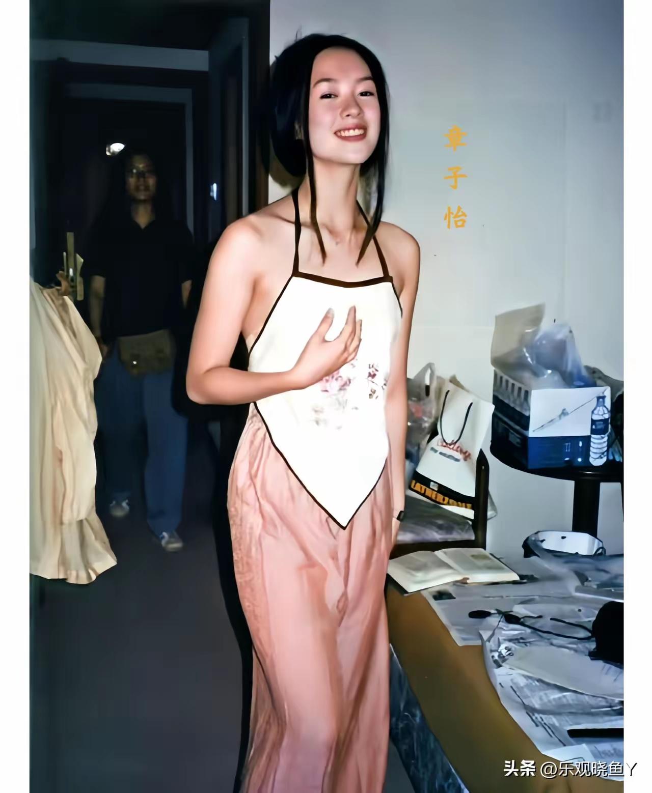 最近网上疯传一张1997年章子怡在学校宿舍的照片，时年18岁的她清纯灵动、气质迷