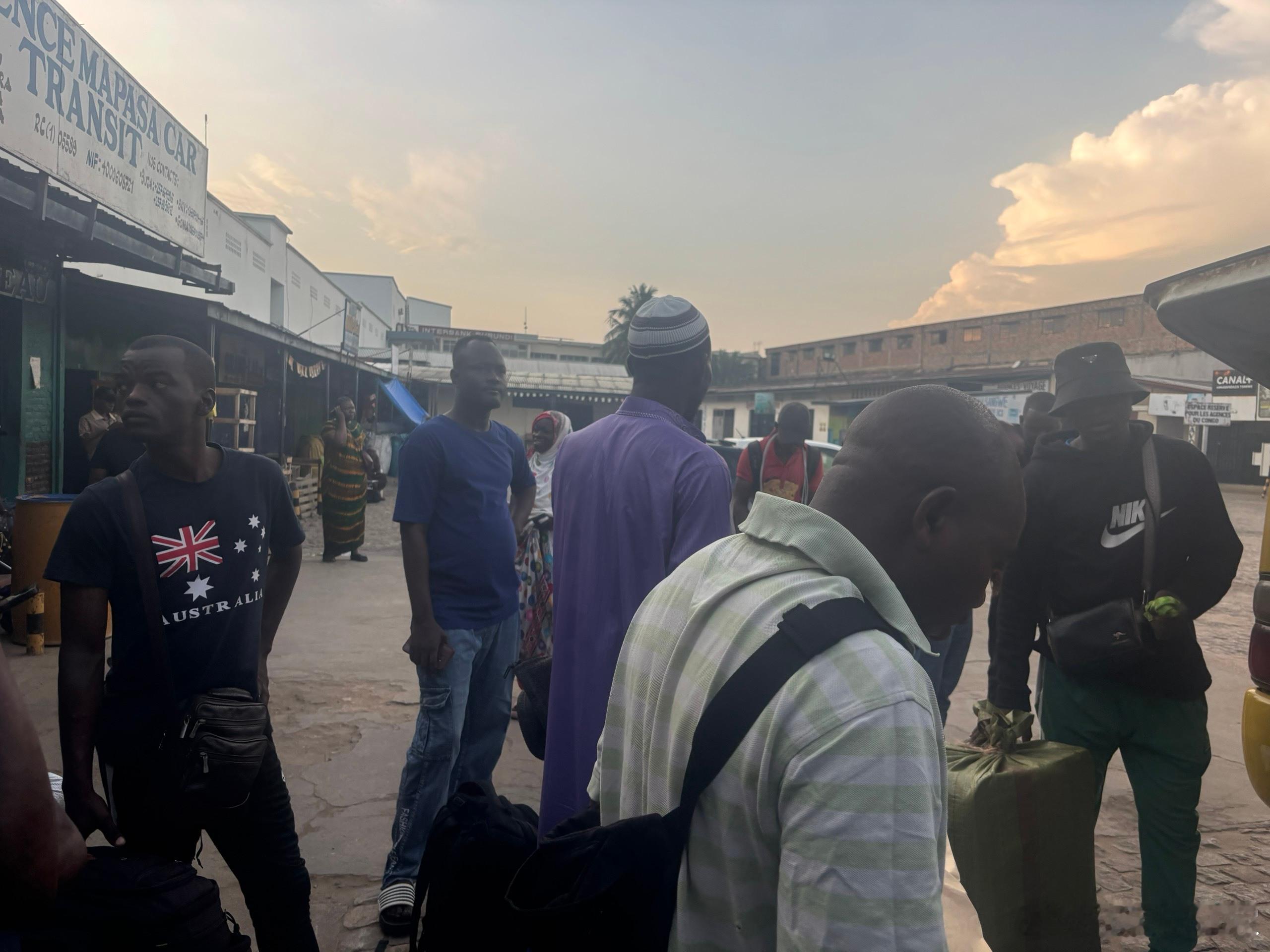 布琼布拉到基戈马，这段路一百多公里的山路，走了十几个小时，车上人超多，平均一排坐