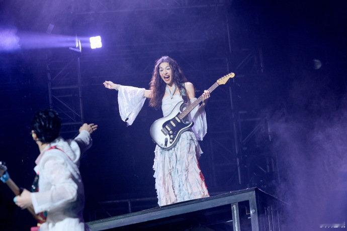 钟楚曦 我喜欢马丁谁能拒绝直球追星的钟楚曦！说喜欢马丁就喜欢，粉丝一喊立马跳，太