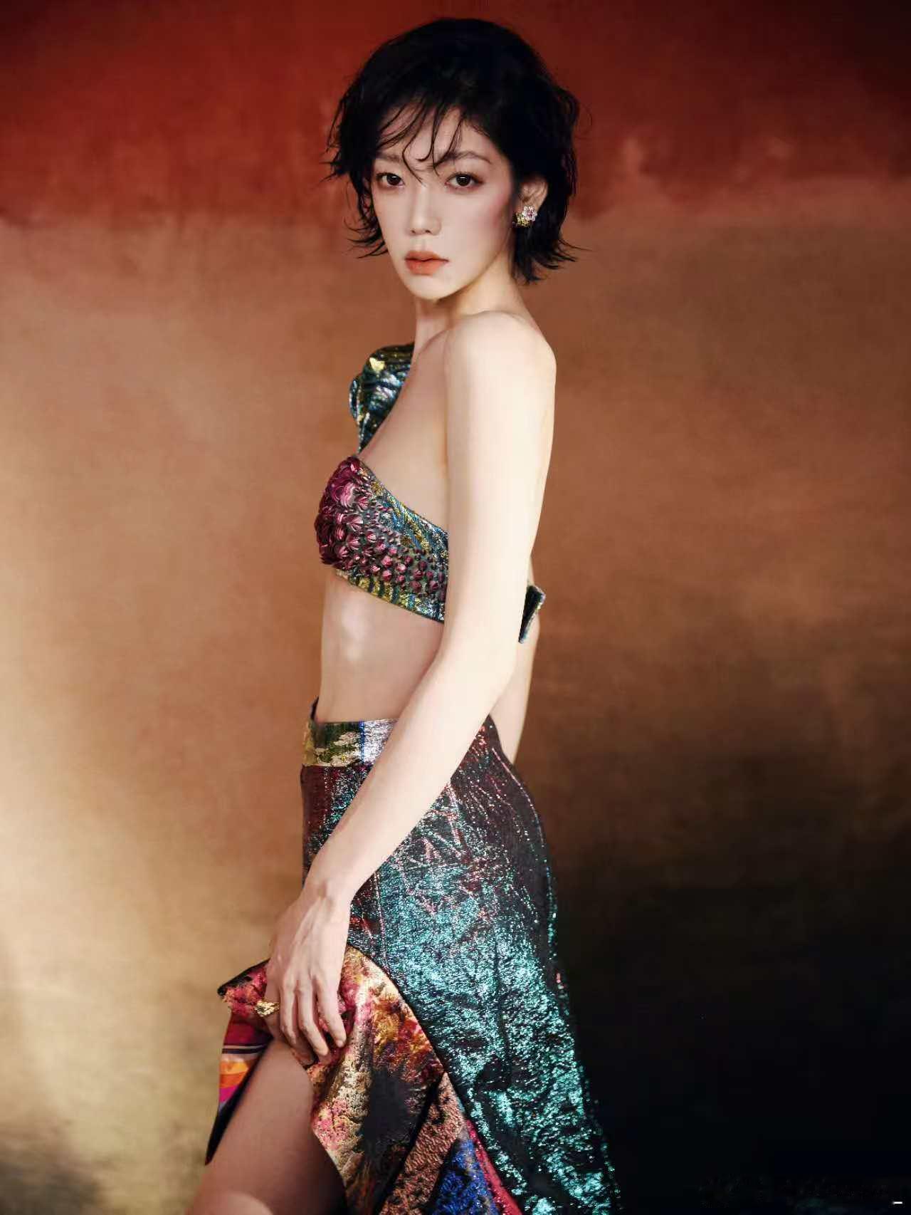希林娜依高背肌线条 希林娜依高这背肌线条太绝了！红毯上自信展示好身材，紧致又有力