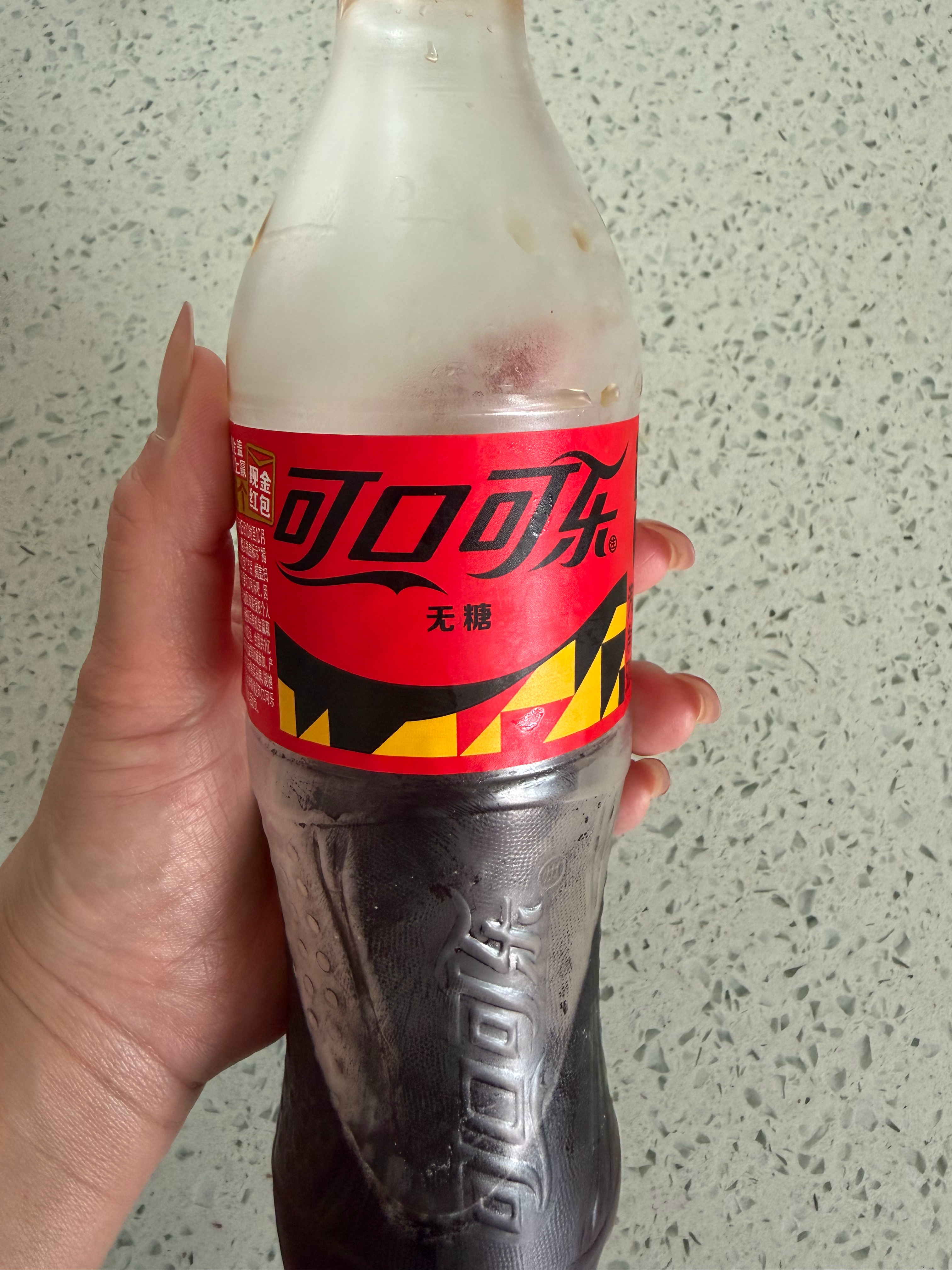 儿子最懂我知道我的最爱，昨天和伙伴一起出去骑车玩儿，回来给我买了一瓶可乐可乐～打