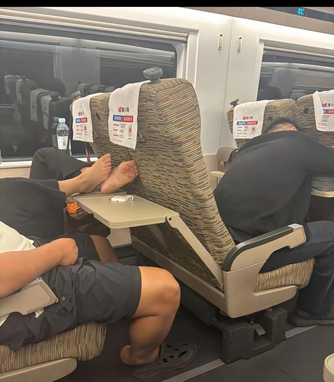 高铁上的不文明行为不分国籍，包容从来不是无底线纵容！
 
中国网友曝光印度游客的