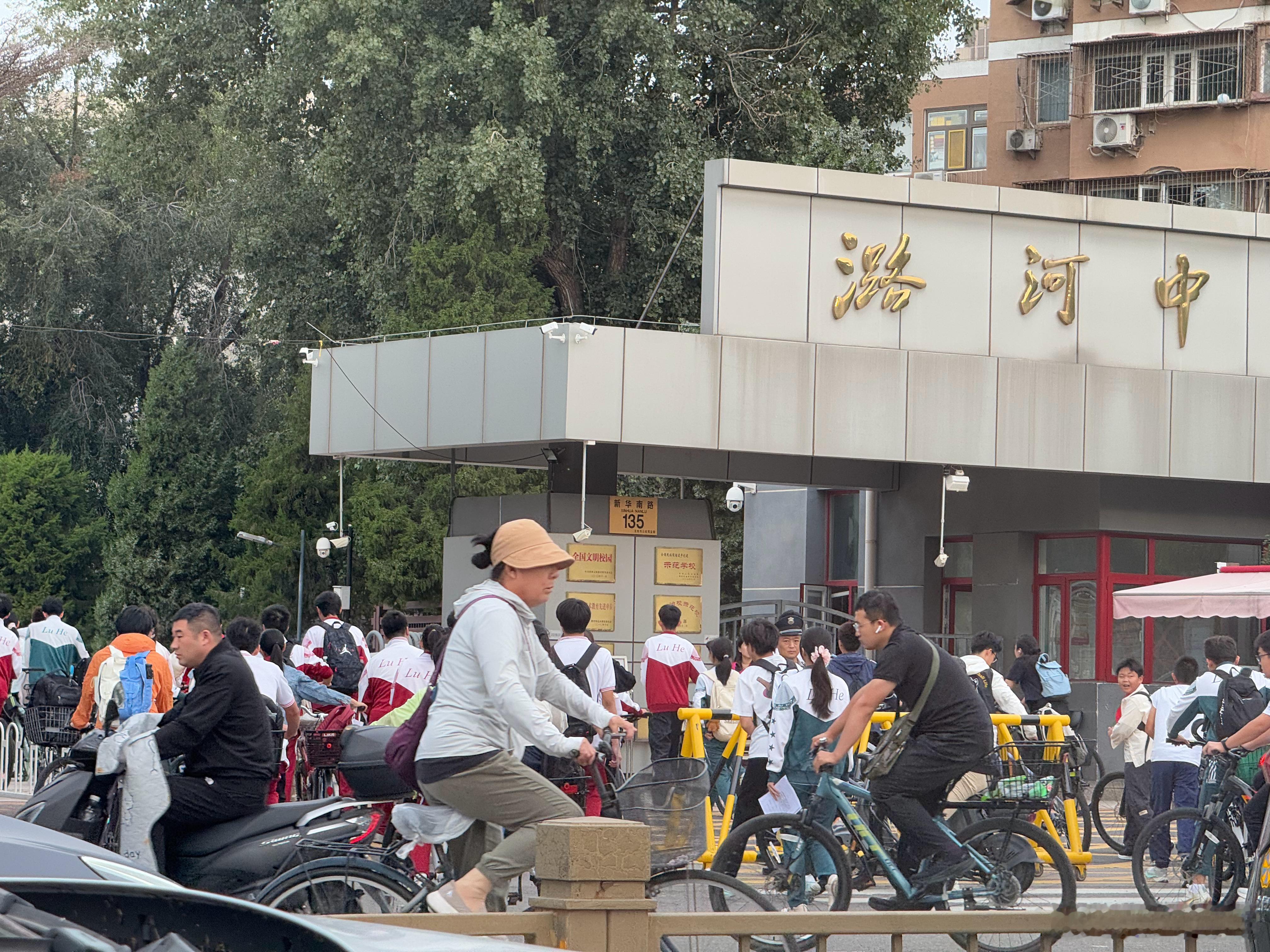 早啊[太阳]路过学校看到学生们都是一脸疲惫一早六点起床一直要学到晚上11点想想确