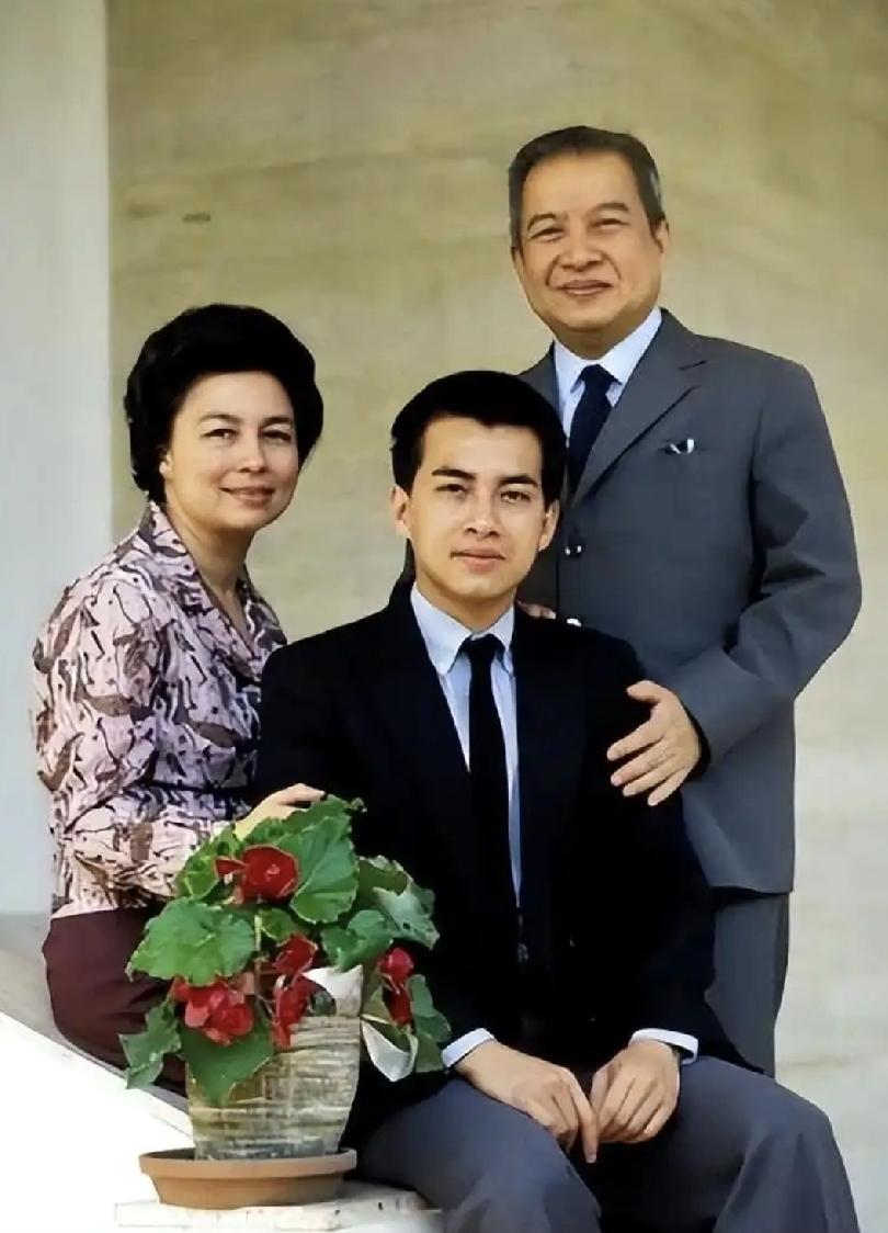 年轻时的西哈莫尼是一枚小鲜肉。温润如玉贵公子，说的就是他。
他的老妈莫尼列太后是