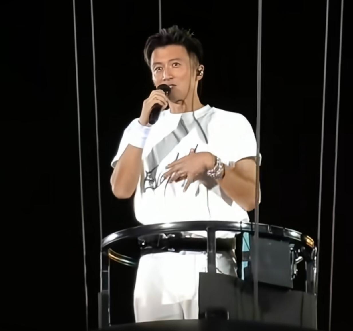 谢霆锋鸟巢演唱会爆火，王菲低调现身！

2026年5月30日，谢霆锋携“进化”巡