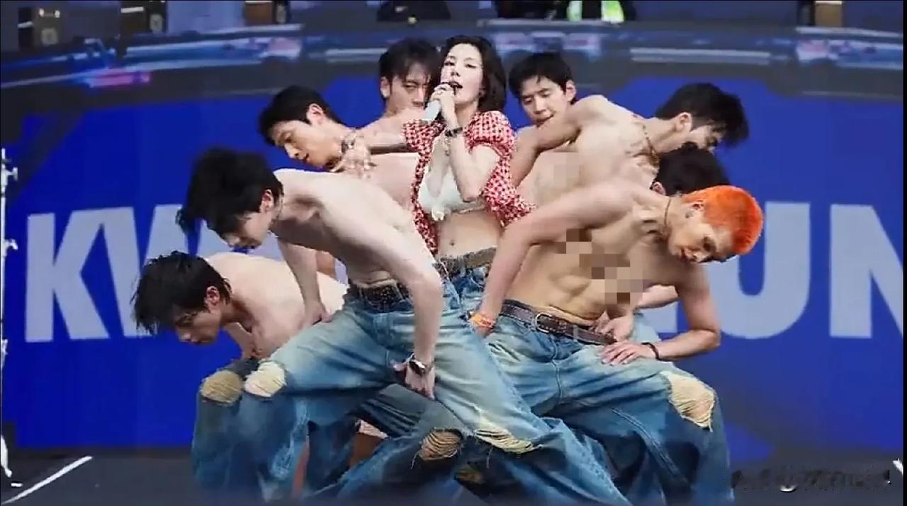 这是热成啥样了
伴舞的直接不穿上衣
首尔水弹音乐节
现场惊呼声不断
这是欢呼她歌