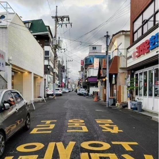 中国人不高兴的后果有多严重呢？2016年，韩国人联名请愿，要求拒绝中国游客进入济