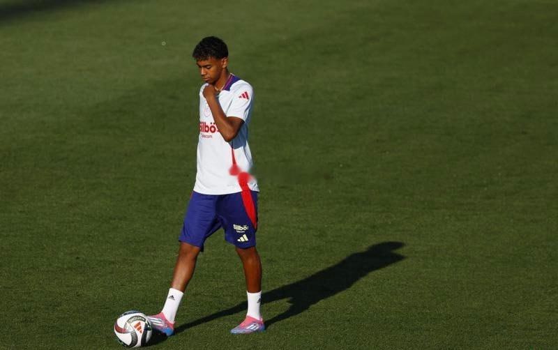 梅西 C罗 落选金球奖  亚马尔  为最年轻入围者在 梅西 与 c罗 落选的同时