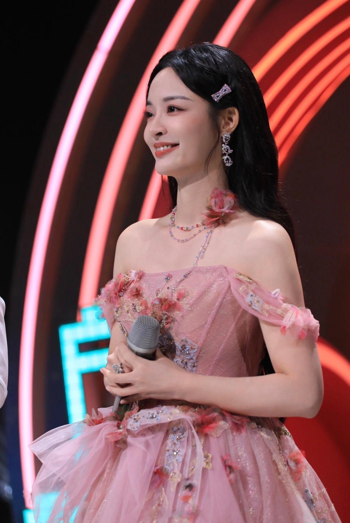 李莎旻子唱出了杀不死的自己李莎旻子身上有一种"杀不死"的劲儿。低谷期的自我怀疑、