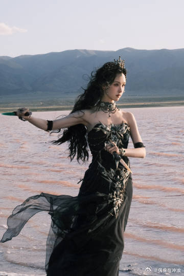 陈都灵深海女王风 今天也是为陈都灵的美貌流泪的一天！深海女王，请收下我的膝盖！ 
