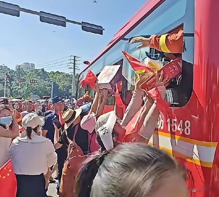 7月11日，广西贵港，英雄转身，奔赴横州抢险，贵港全城人民沿路欢送抗洪救援队员。