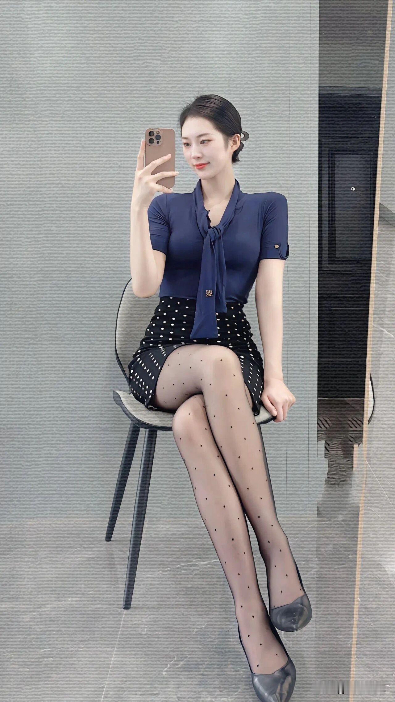 今天是黑色黑丝细节美女