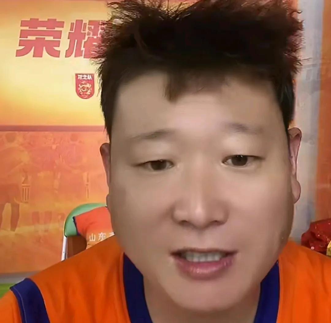 山东泰山球迷牛刚在直播时爆了一个料。
他表示，山东泰山在韩鹏下课后，刚上任的临时