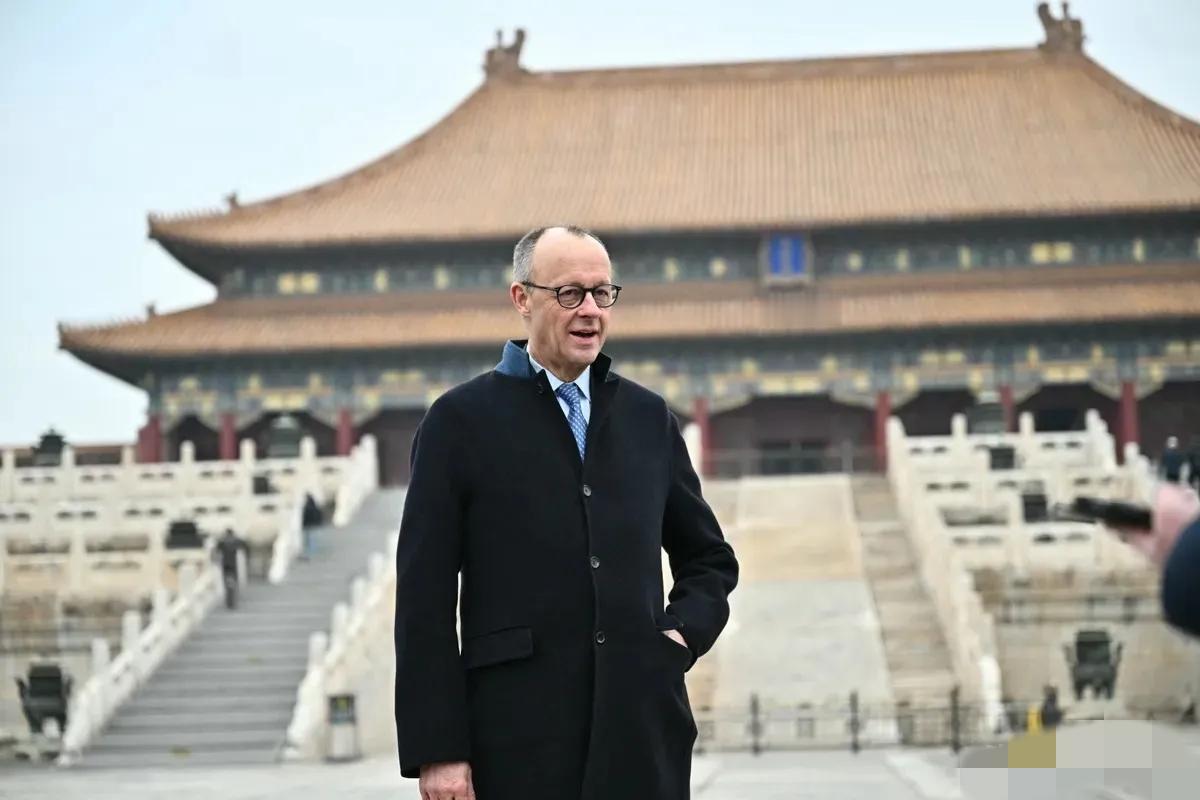 彭博社今天报道："德国总理弗里德里希·默茨率领众多德国商界领袖访问中国之际，或许