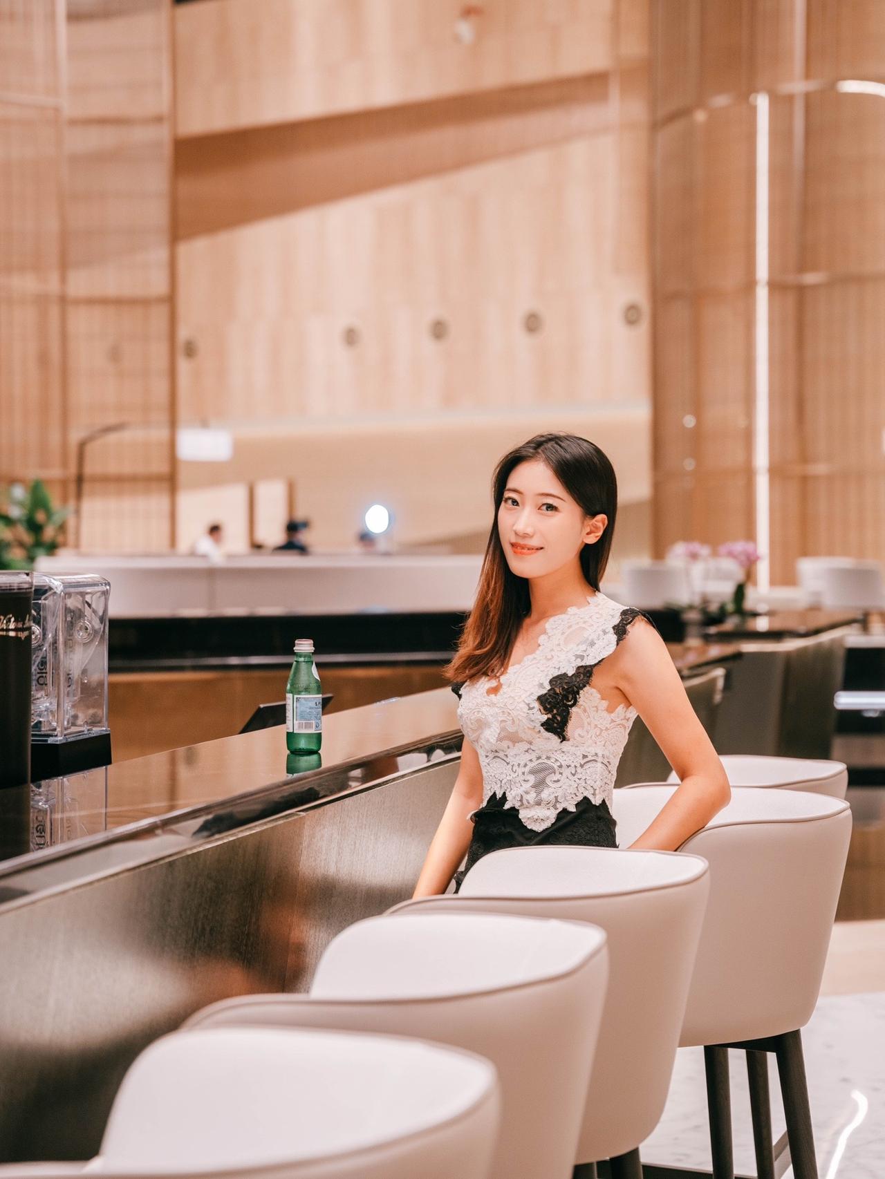 最近去滴水湖玩，入住了一家很赞的酒店，
建筑设计风格，中西合璧，
一进大堂就感觉