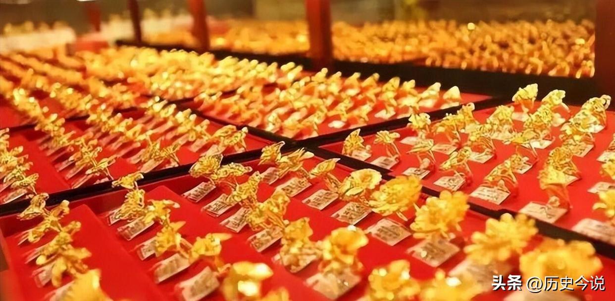 金价3天狂跌40%！高位被套的普通人该清醒：黄金绝非稳赚避险品
 
阅读此文前，