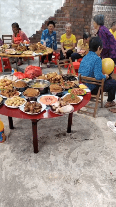 这就是广西的酒席，没什么菜！身为广西人，我宁可在老家吃这样的酒席，也不愿去五星级