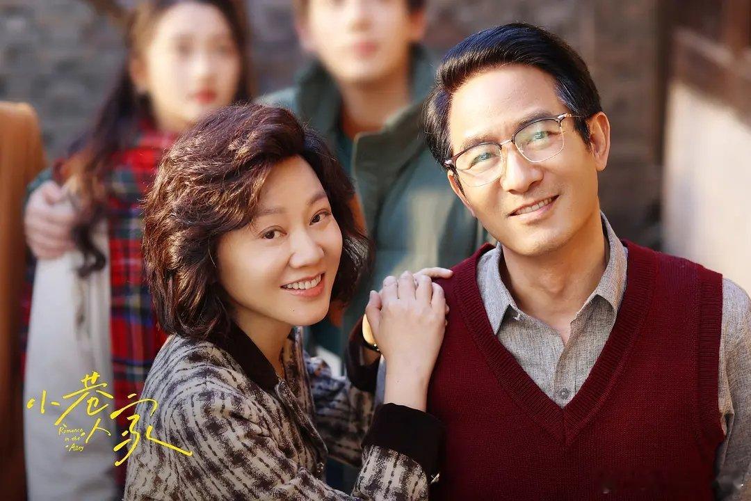 闫妮让郭晓东必须牵着她 谁懂啊！红毯直接变《小巷人家》番外现场，庄超英和黄玲的甜