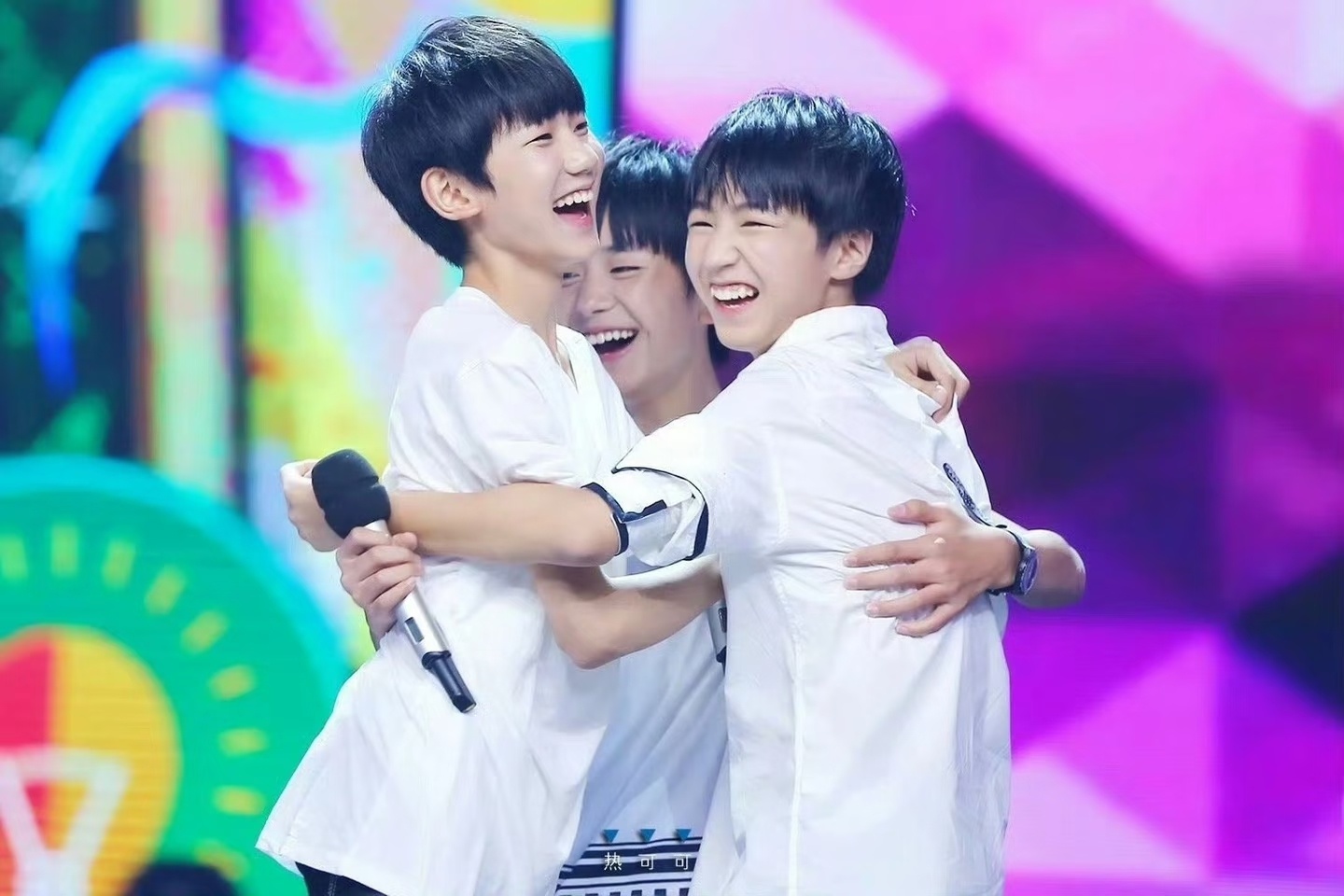 “大家好 我们是TFBOYS！”“我是组合里面最萌 最阳光 最可爱的王源”“我是