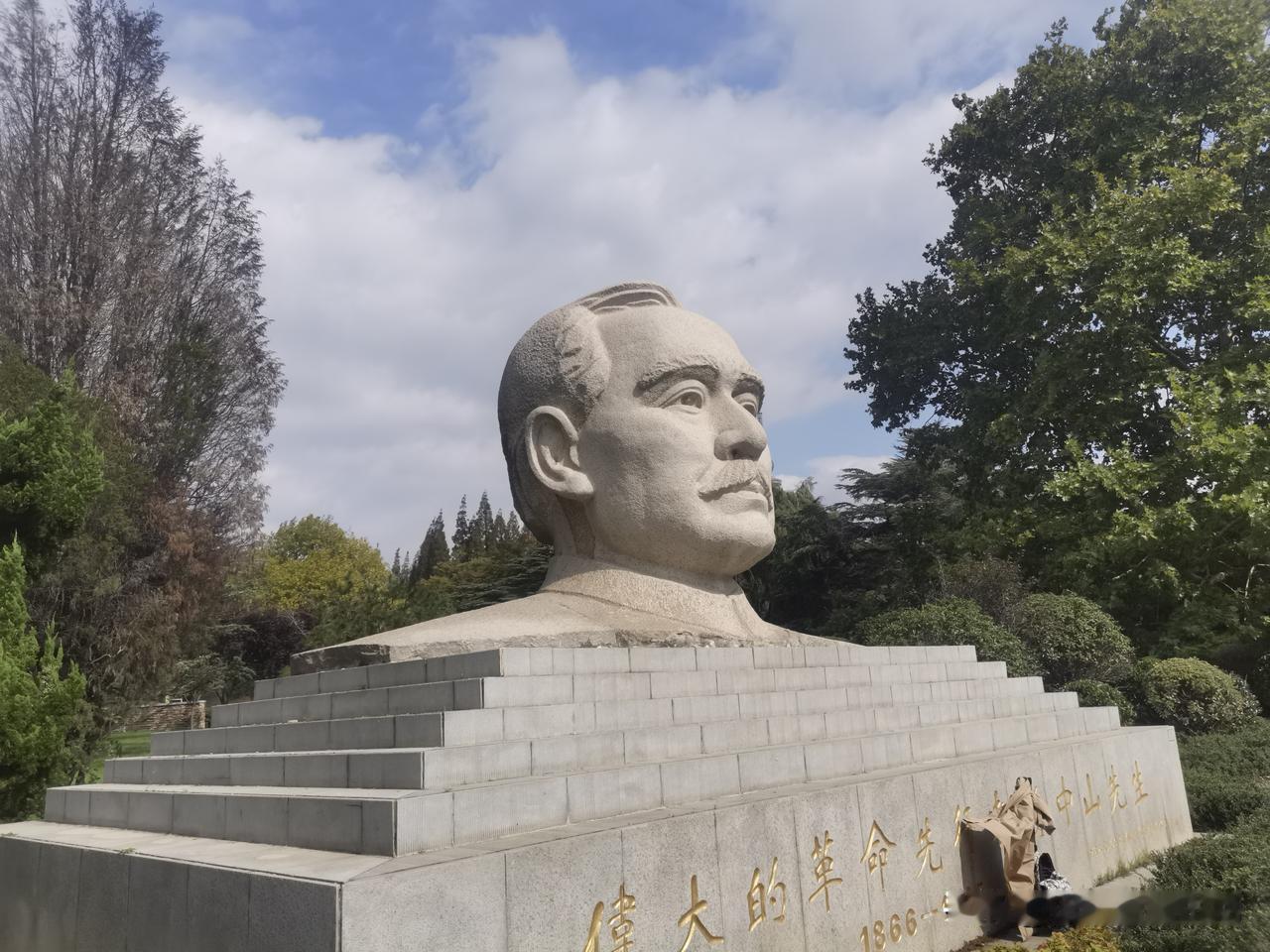 青岛中山公园的菊花争艳绽放，
而中山先生的雕像前却没有一束鲜花！
此菊花和彼菊花