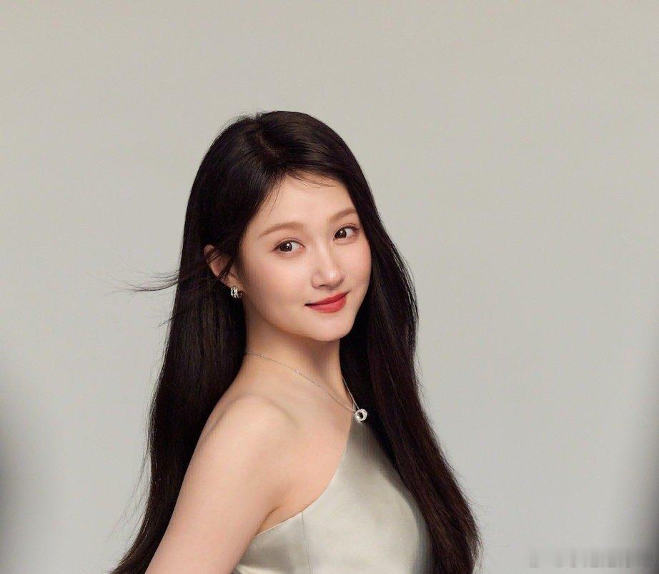 关晓彤与青色的适配度关晓彤青色缎面长裙只想说好美好美啊！！这一身青色的搭配瞬间感