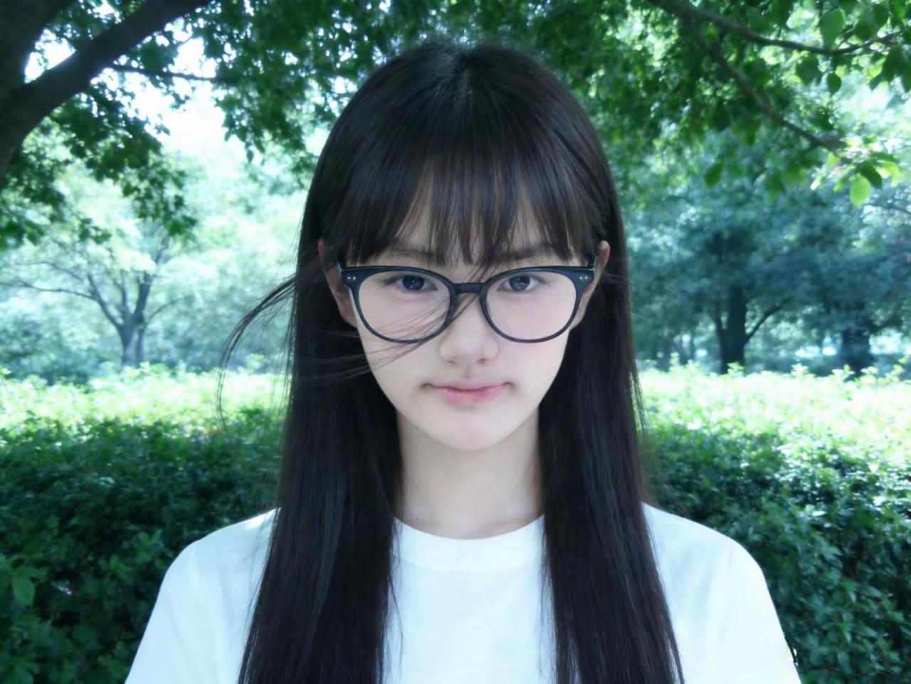 戴眼镜，美女。