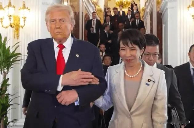 高市说错话，特朗普“警告”：别给我惹麻烦！
特朗普在通话期间敲打日本首相高市早苗