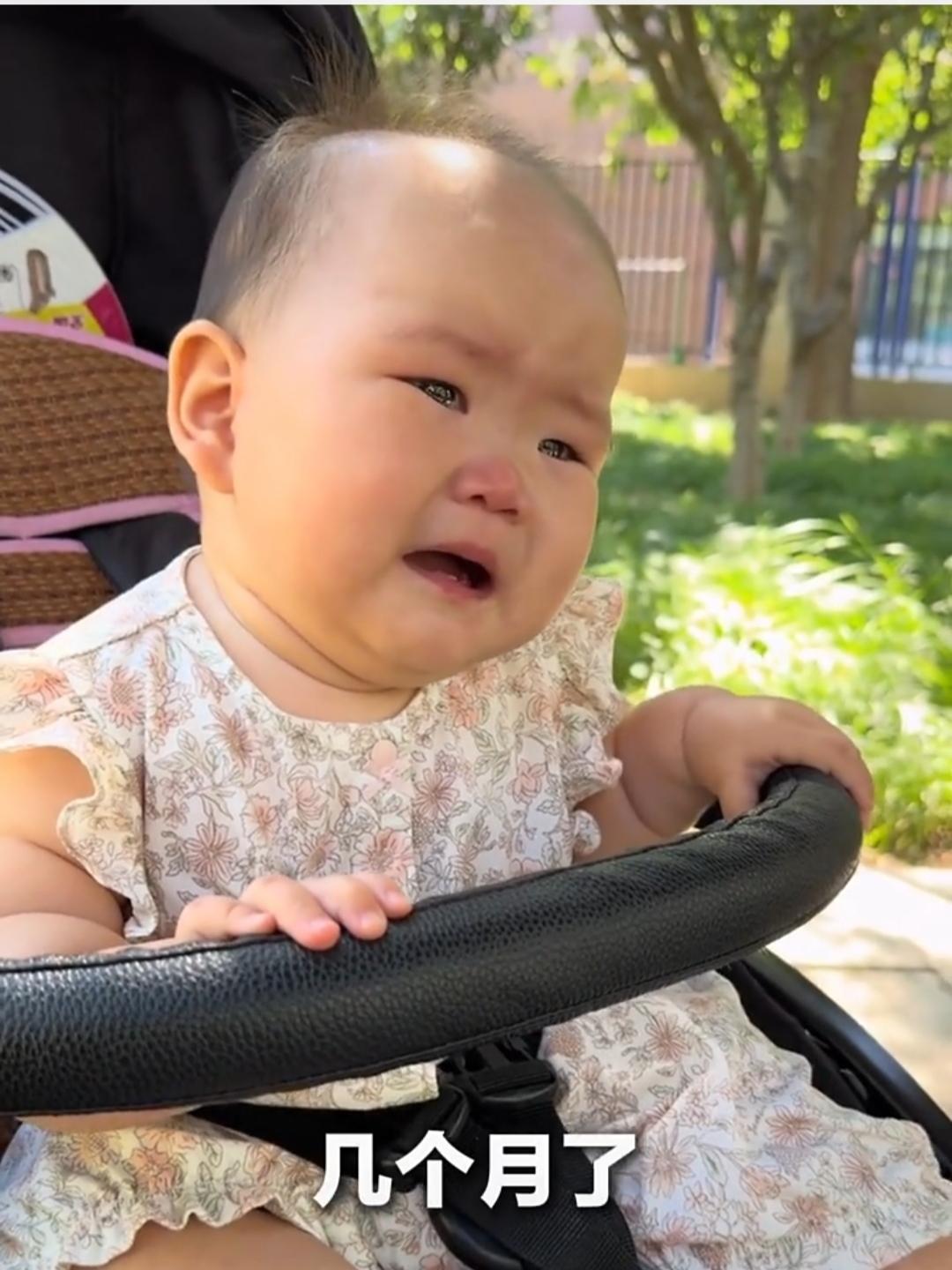 “这个9个月的宝宝火了！”
妈妈带孩子在公园玩，有人在演奏乐曲。当演奏了一首悲伤