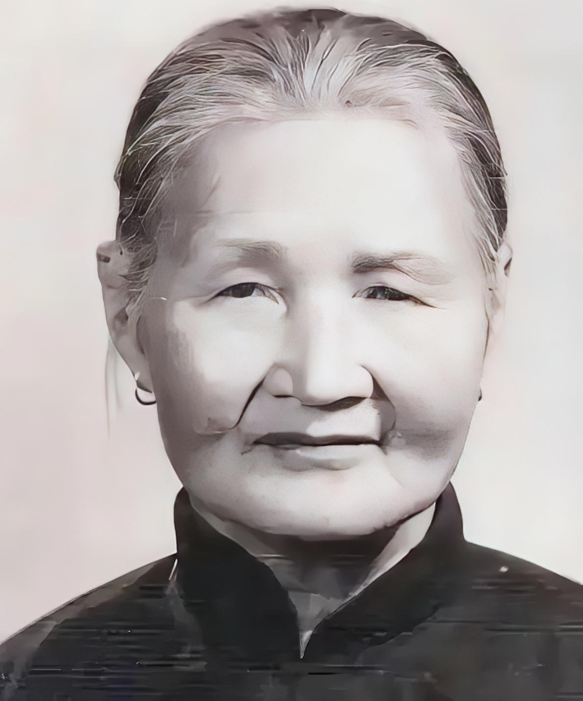 1940年，21岁的八路军政委蔡永，被叛军追赶，18岁姑娘郭瑞兰为救他，假扮他的