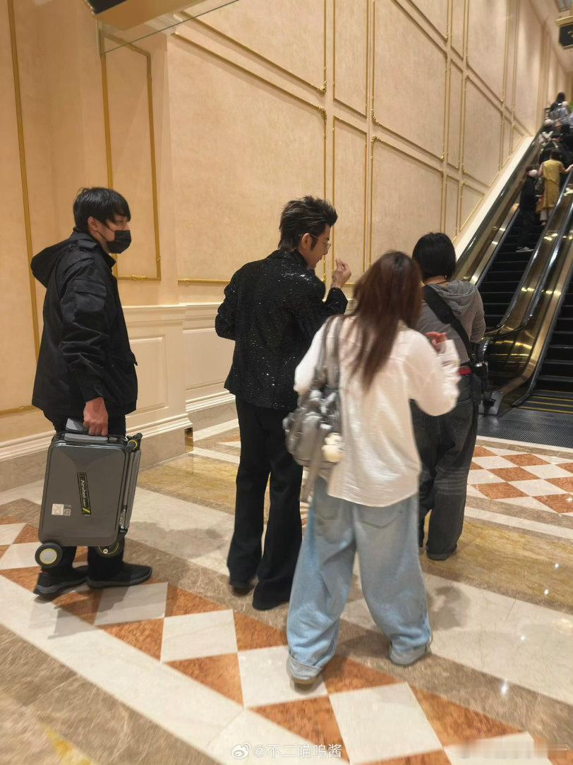 汪东城三次元帅的很夯 澳门偶遇的汪东城又帅出了新高度。透明衬衫的朦胧感，挑染狼尾