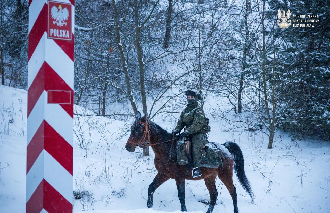 骑马巡逻的波兰边境卫队 ​​​