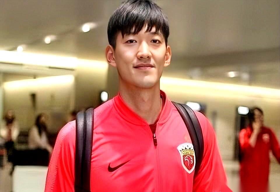 记分牌上清清楚楚，0比2。
全场技术统计拉出来，更扎心：对方狂轰17脚射门，我们