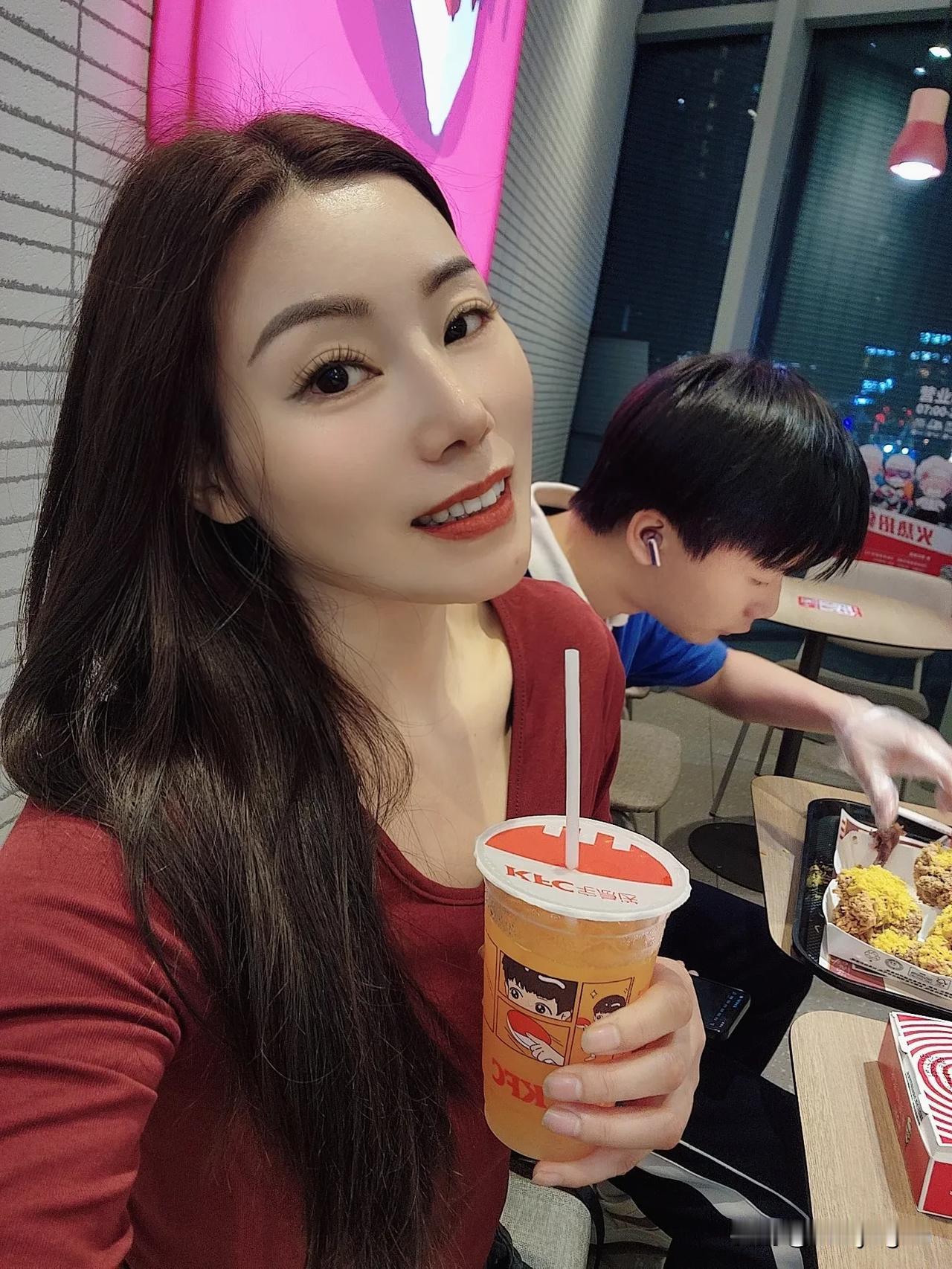 儿子说好久没有吃KFC呢，安排上满足你的食欲吧，最幸福的陪伴！母子同框 我陪你长