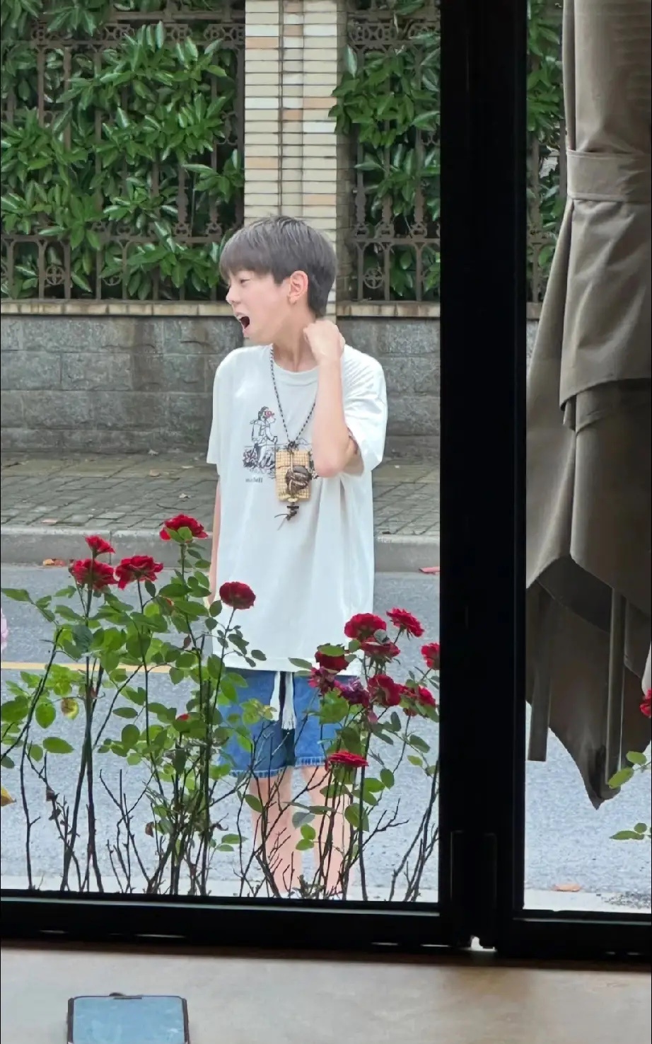 有网友发文称在江苏偶遇嗯哼，与嗯哼一起的还有甜馨，两人从小就是好朋友，属于是青梅