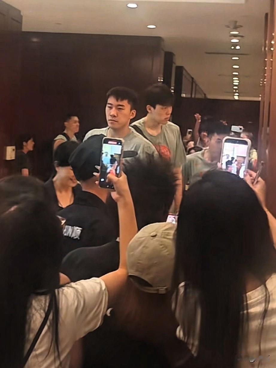 今天下午中国男篮离开下榻的温德姆大酒店，前往诸暨体育馆进行踩场训练。球员们上一场