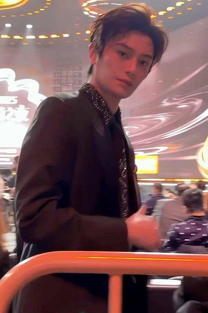 丁禹兮被偶遇挑丝巾，他还一个个试过去看看哪个更配，好细心！这份礼物已经远超了它原