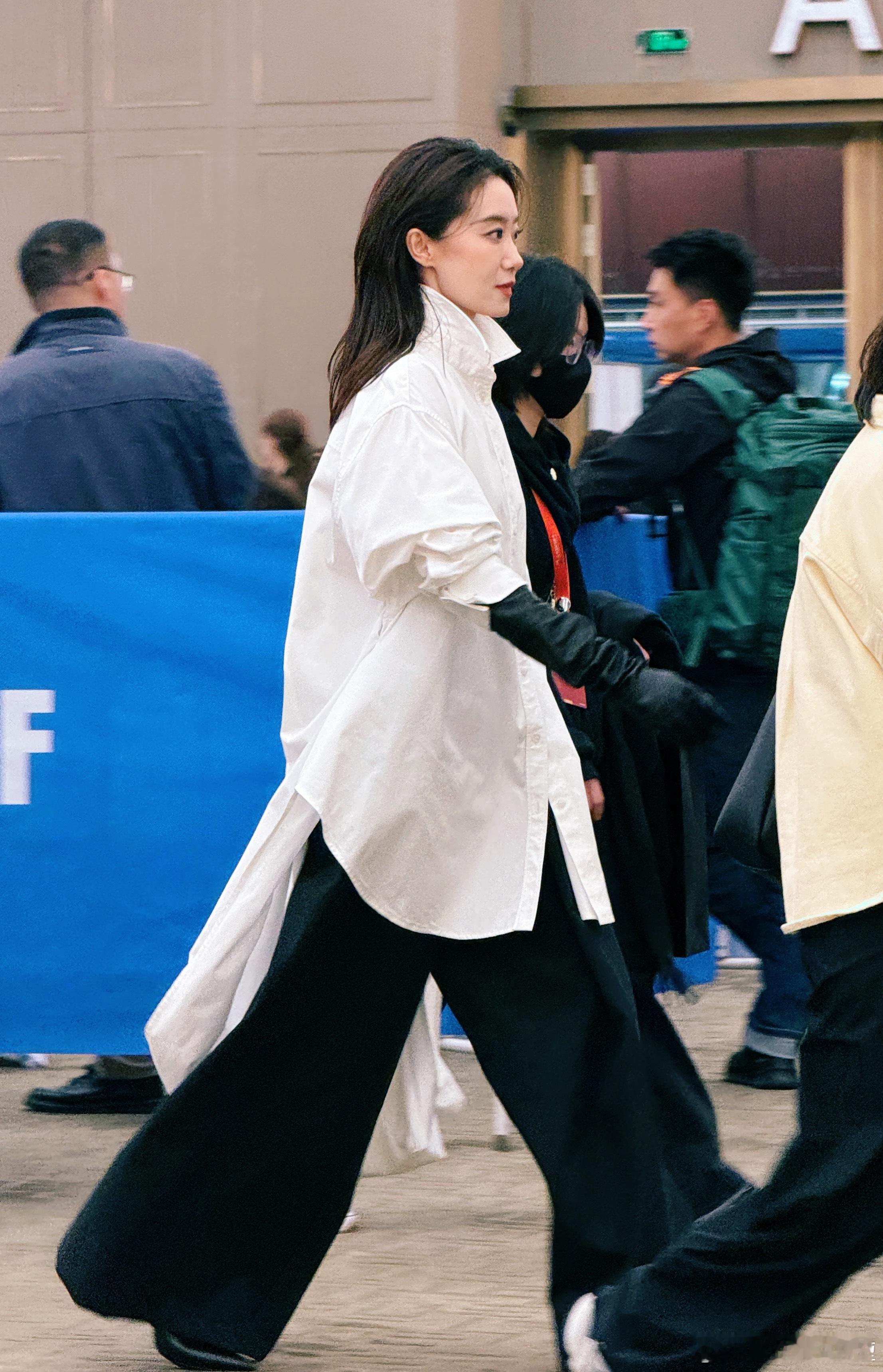 张小斐走起路来大步流星张小斐张小斐北京国际电影节开幕式北京国际电影节