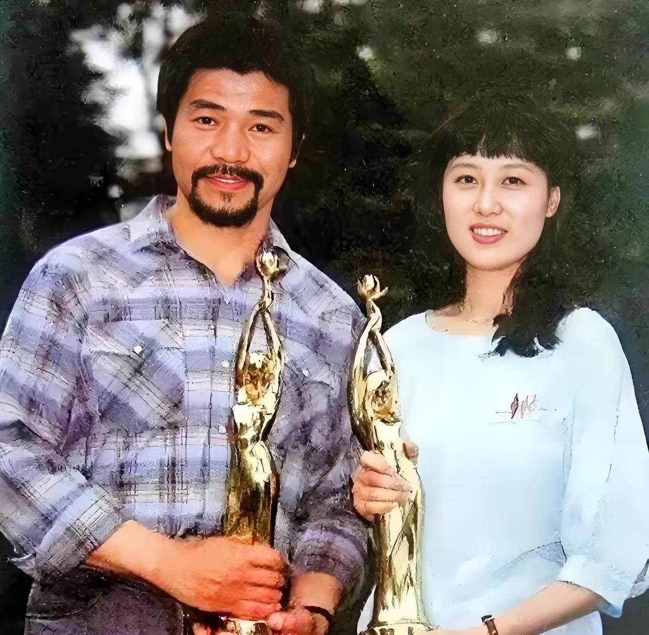 泛黄旧照，鎏金奖杯，猜猜属于哪一年的百花奖？两位演员塑造的经典角色至今无人超越。