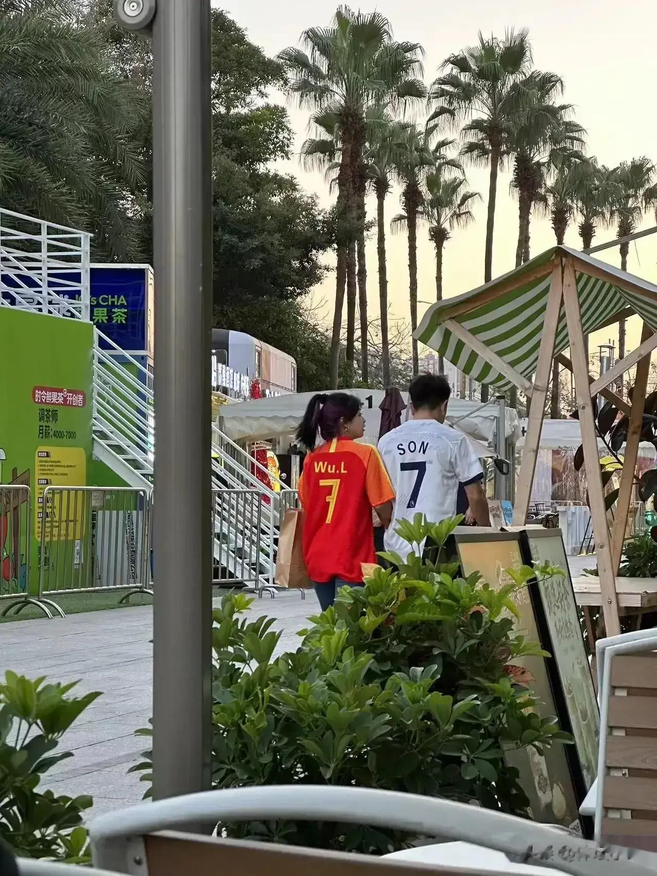 实话实说，孙兴慜和武磊挺般配的，就看他俩的表面，身高，胖瘦，体型都差不多。