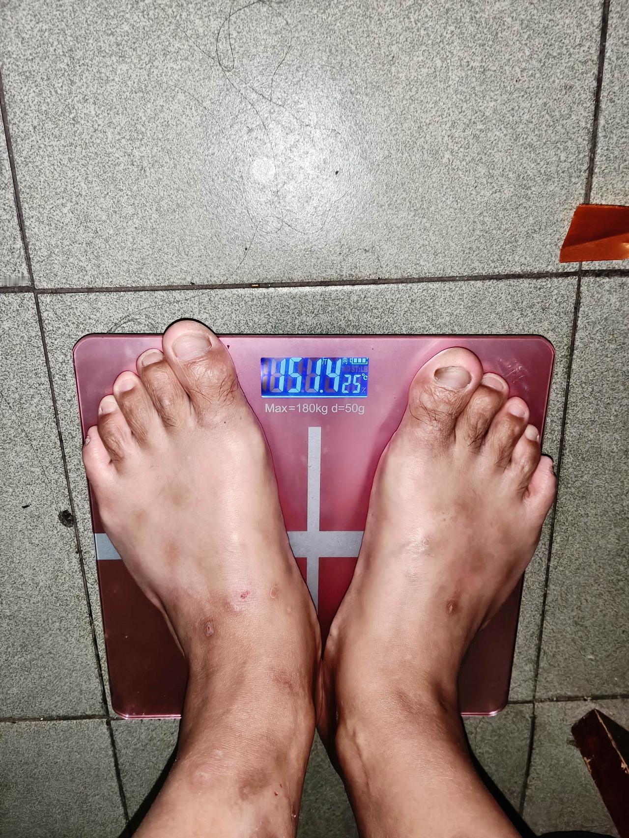 上厕所前151.4，上厕所后150.5，相差0.9斤……