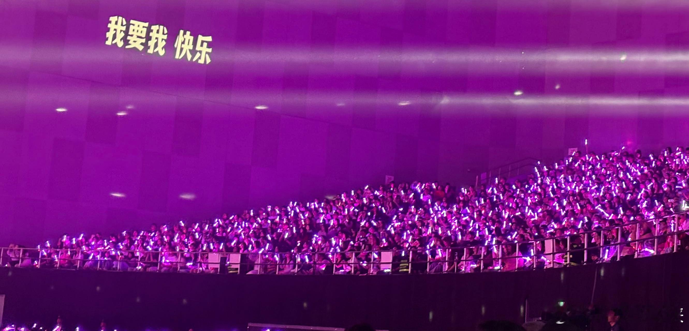 谢娜演唱会上座率谢娜演唱会上座率好高 本来还好奇现场人气怎么样，看到上座率瞬间懂