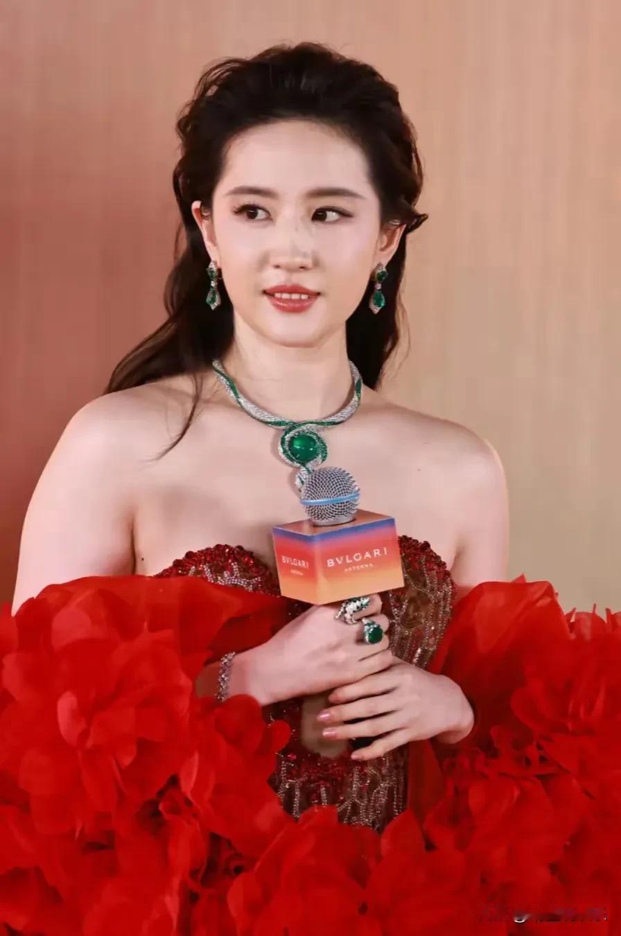 37岁刘亦菲真的老了，
脸部状态不错，但颈纹出卖了年龄，
虽然脸上不见岁月风霜，